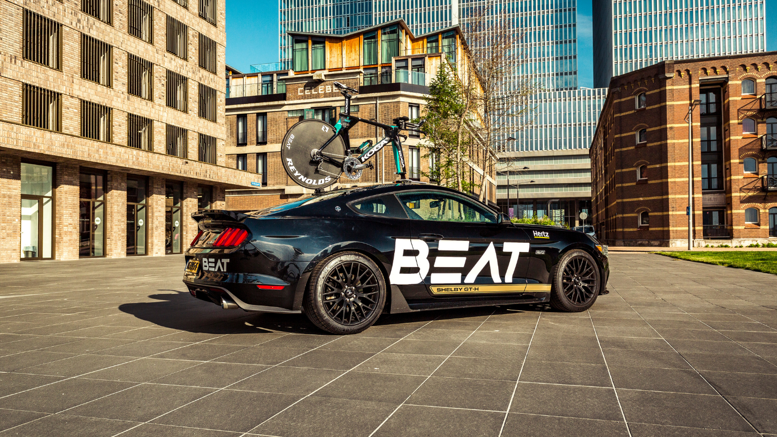 Hertz volgwagen steelt de show op NK Tijdrijden